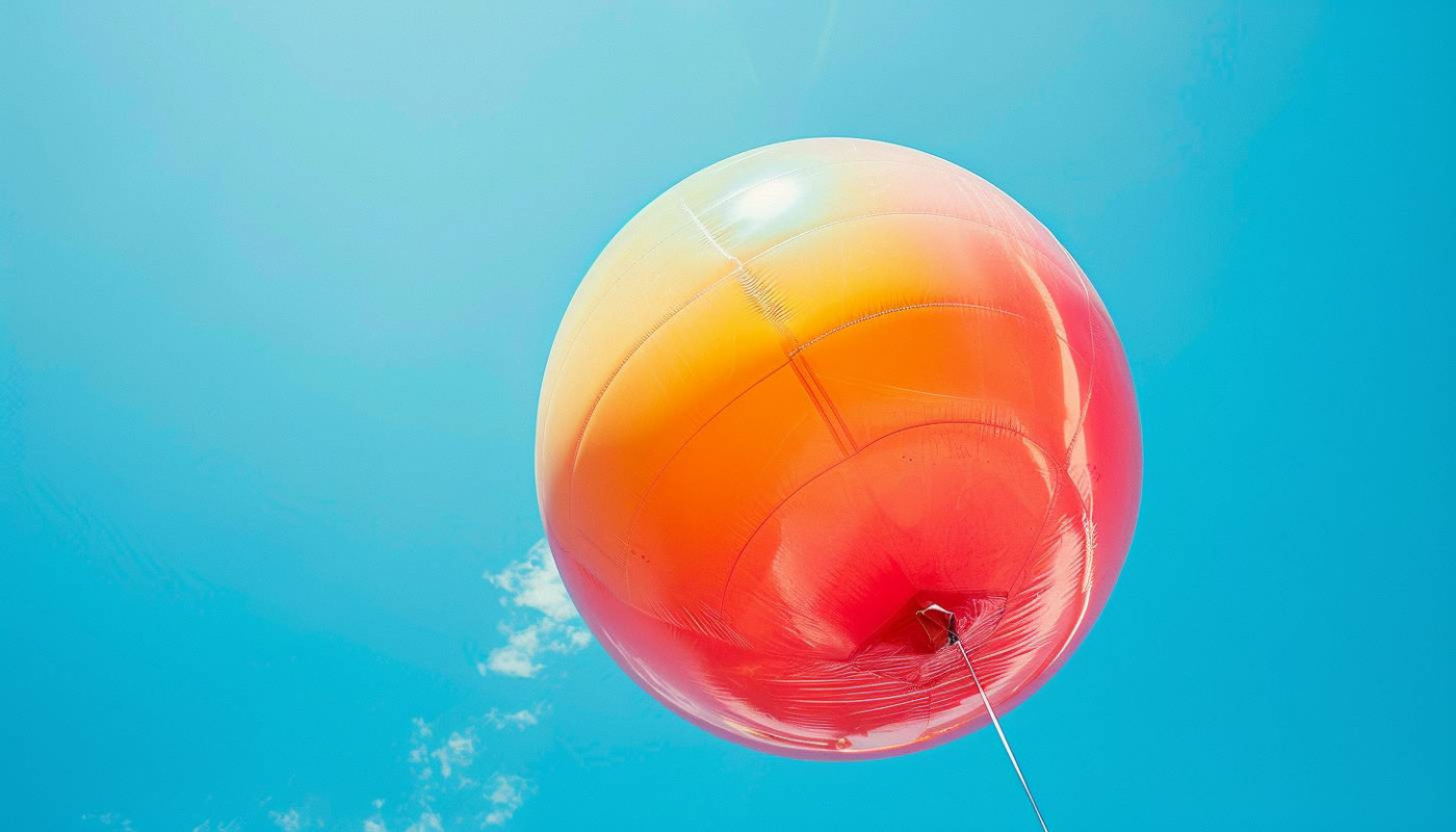 Comment choisir entre l'hélium et l'air pour votre publicité gonflable